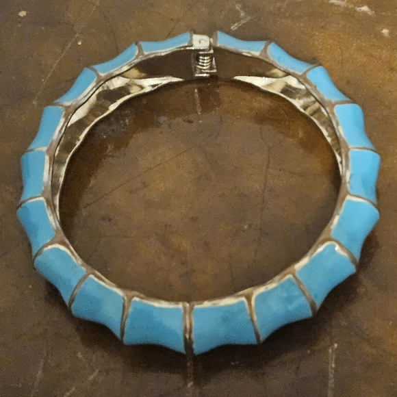 Premier Designs Jewelry Wavy Bracelet Bangle Turquoise And Silver Hinged - Picture 2 of 7